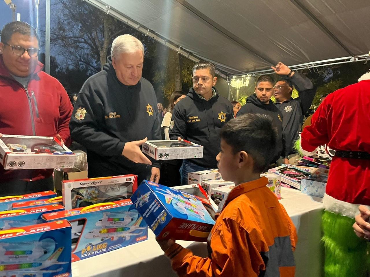 Se entregaron juguetes a niños y niñas. (Fotografía: Marco Juárez)